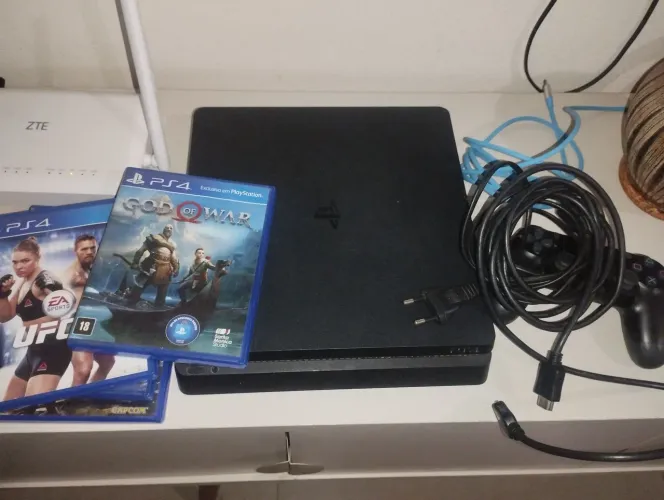 PS4 slim 1 tera, e 4 jogos.