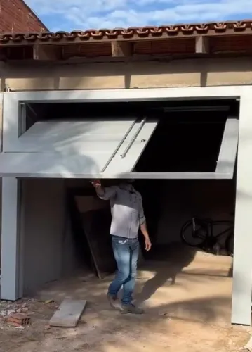 Portão Basculante com portão social embutido Deslizante