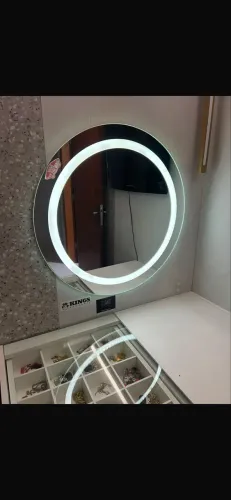 Espelho com LED + Escrivaninha Aérea. Redondo, moderno e sem pés
