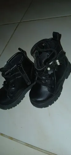 Vendo essa botinha de menina