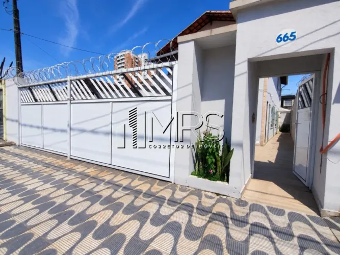 Sobrado em Condomínio na Guilhermina, Praia Grande - 2 Quartos e Garagem
