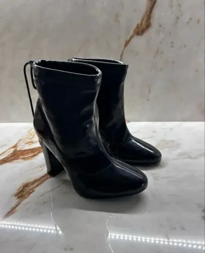 bota salto alto colcci