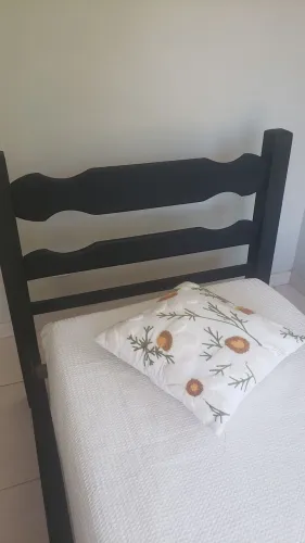 Cama de solteiro com colchonete