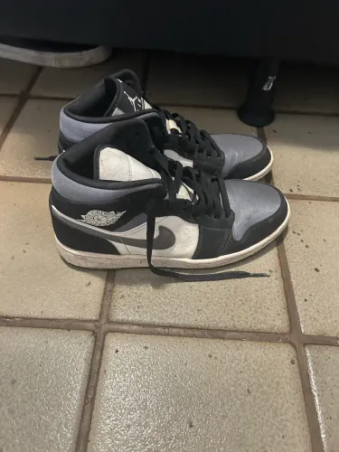 Air Jordan 1 Mid Satin Grey Toe