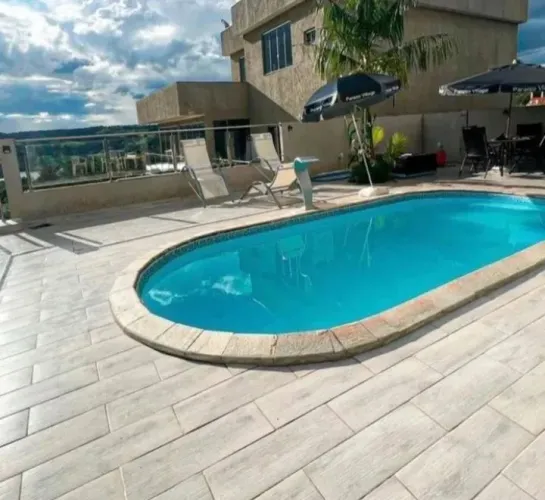 Piscina com tudo que tem direito ?