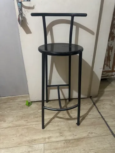 Banqueta de Chapa, na cor preta medindo 95cm.