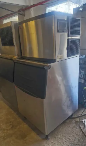 Máquina de Gelo WOC WK318BM-C - Industrial - 220V (Aceito Cartão)
