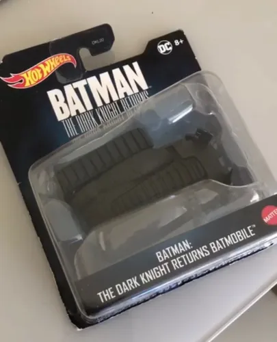 Hot Wheels Batman: The Dark Knight Returns Batmobile 1:50 Scale Bat Tank