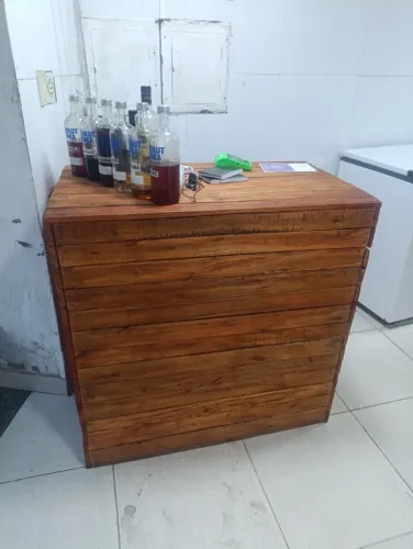 Balcão de madeira com duas prateleiras 