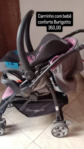 Carrinho com bebê conforto