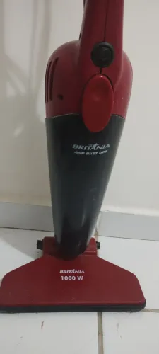 Vendo um aspirador de pó vermelho semi-novo 95$