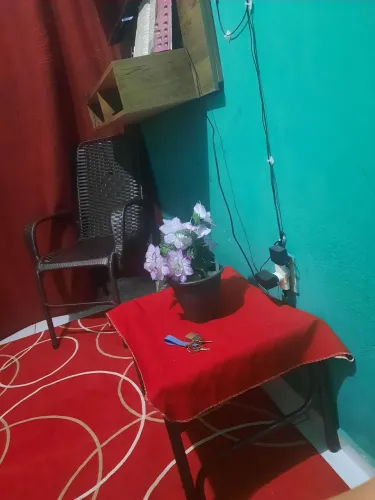 2 cadeiras e um centro novo