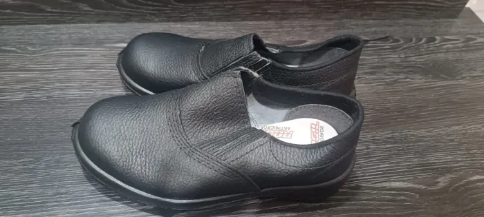 Sapato com elástico p/ limpeza, entrega de compra online