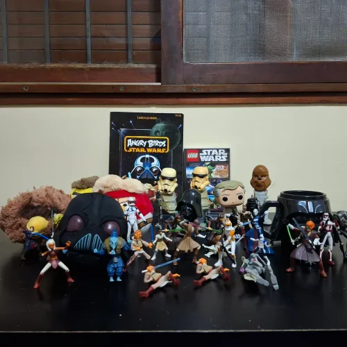LOTE Star Wars - colecionáveis, action figures, pelúcias e DVD!