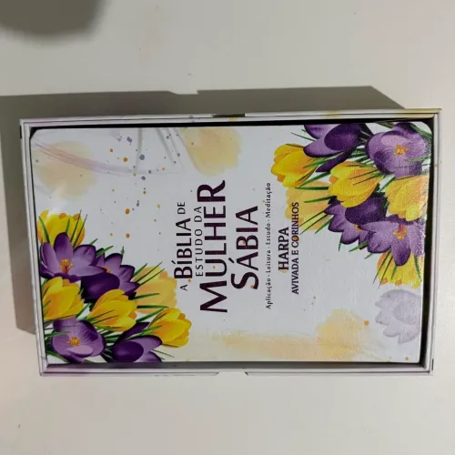 Vendo esta linda bíblia, vem de brinde o livro mulheres da bíblia