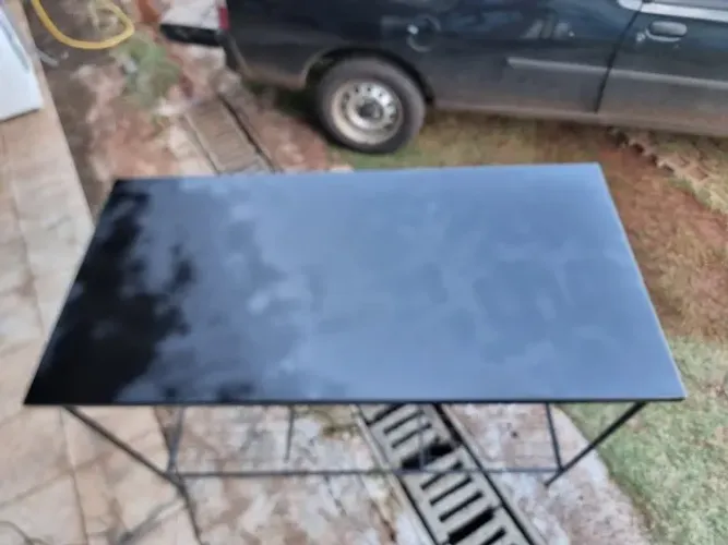 Mesa ferro e tampo latão 1,40 m comprimento x 0,74 cm de largura x 1,02 m de altura semi n