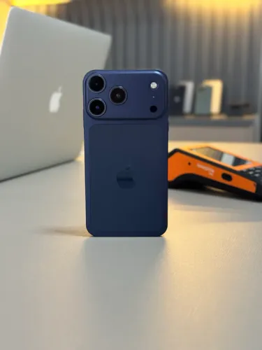 iPhone XR na carcaça do 17 Pro