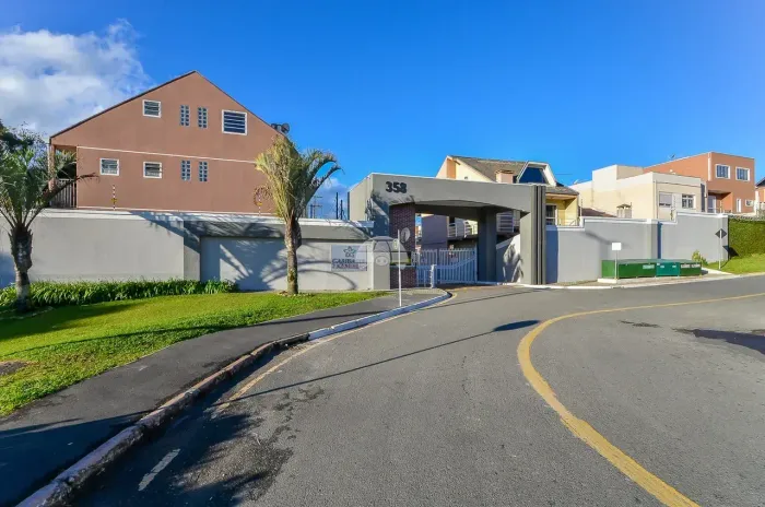 Imóvel para venda possui 261 m² em Cachoeira - Curitiba - PR