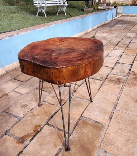 Mesa Madeira rústica Orgânica com pé de ferro industrial 65cm de diâmetro
