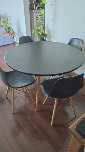Mesa de jantar com 4 cadeiras