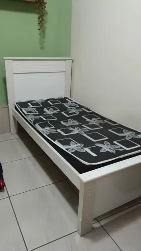 Cama de solteiro branca de madeira maciça