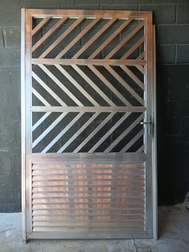 Portão social de alumínio medida 1,36 larg 2,36 comp valor 700,00