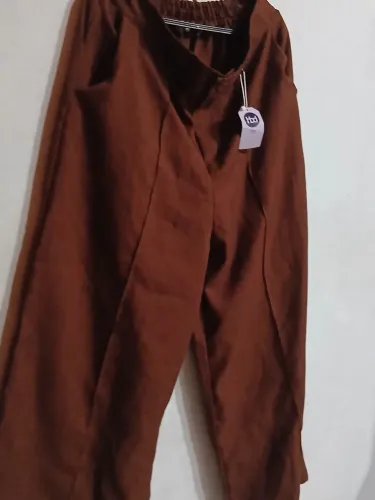 Vende-se uma calça pantalona plus size feminina elegante!