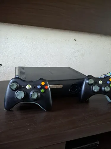 Vendo xbox 360, 2 controles, 22 jogos , barato pra sair rápido.