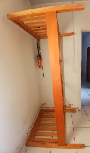 Cama de madeira solteiro