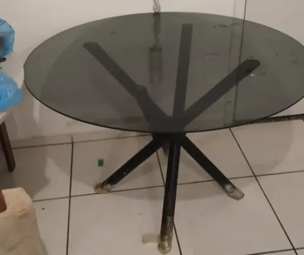 MESA COM TAMPO DE VIDRO