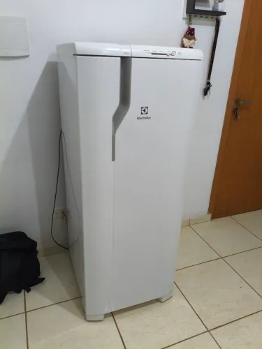 Vende-se geladeira Eletrolux