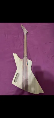 Guitarra explorer premium