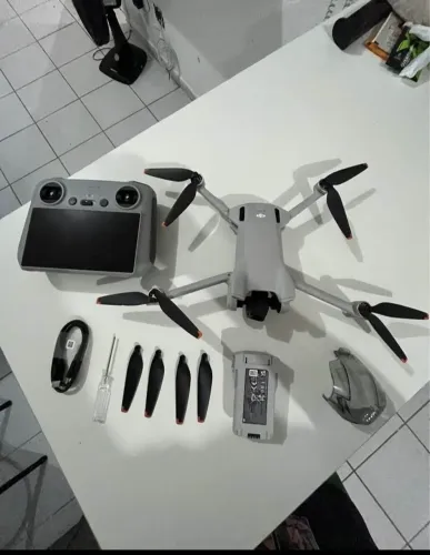 DJI mini 3 + controle com tela apenas 4 horas de vou