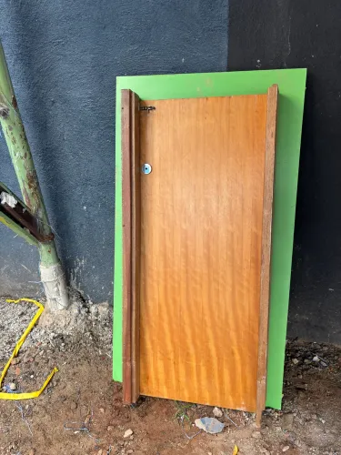 Porta e Portal Madeira com Fechadura Tetra - 1.10x0,80 - USADA