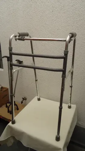 Andador Adulto Alumínio Dobrável Fixo Até 130 Kg Mercur Cor Bronze