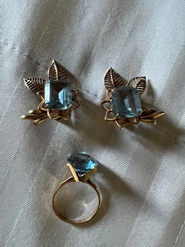 Conjunto em ouro e pedra maravilhoso