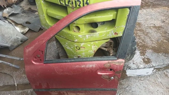 Porta Dianteira Esquerda Lisa C/Detalhe Fiat Palio 97/01