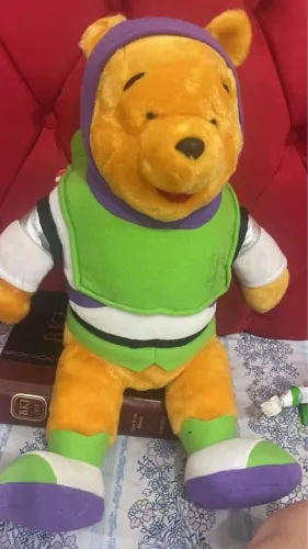 Ursinho pooh vestido de buzz toy store