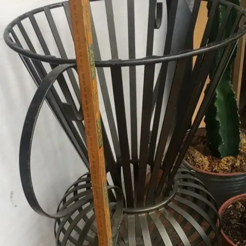 Vaso de ferro decorativo e serve como pés para mesa- ultima unidade