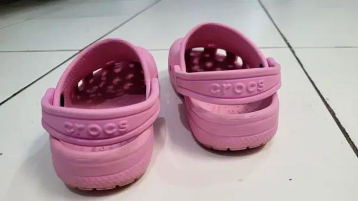 Crocs menina