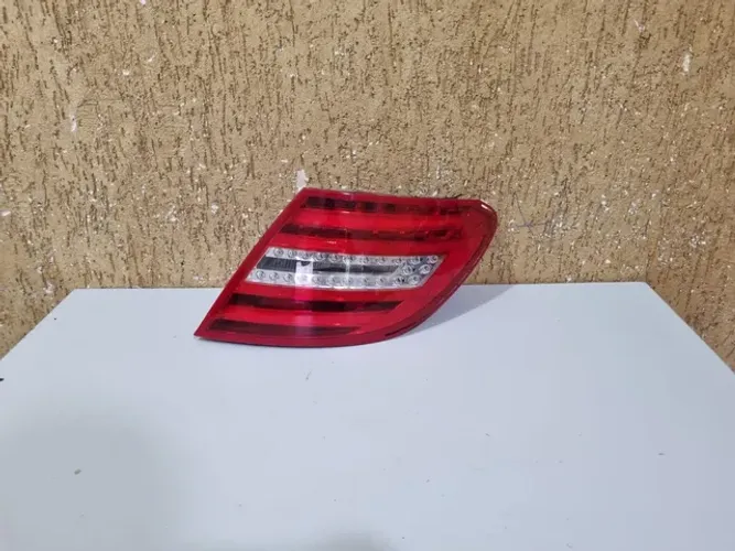 Lanterna direita Mercedes C180 / C200 / C250 2012/2013/2014