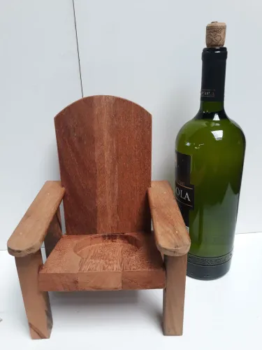 Expositor para garrafa modelo Poltroninha em madeira maciça 