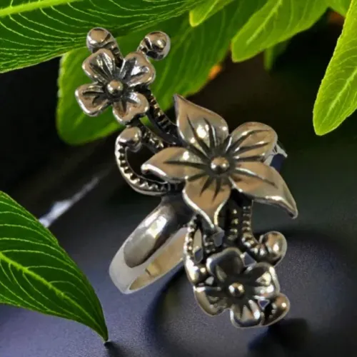 Anel de Prata Escurecida Com Flores em Baixo Relevo