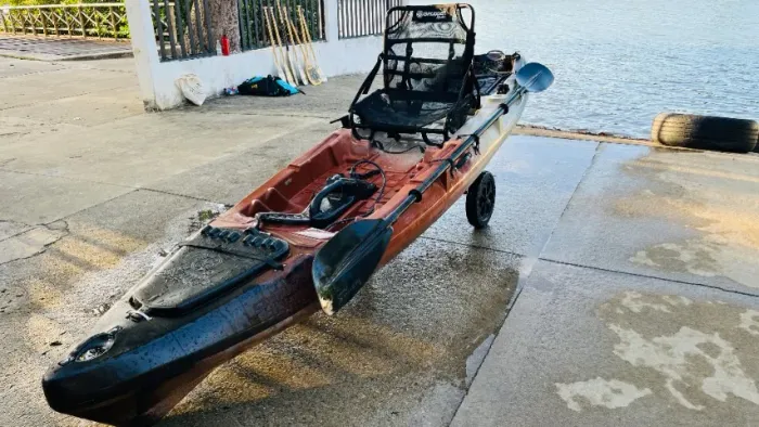Caiaque de pesca motorizado 