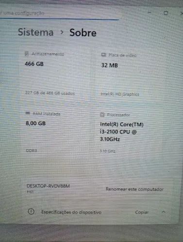 CPU, HD 500 GB, 8 GB de memória RAM, acompanha cabo de força, cabo VGA, teclado.