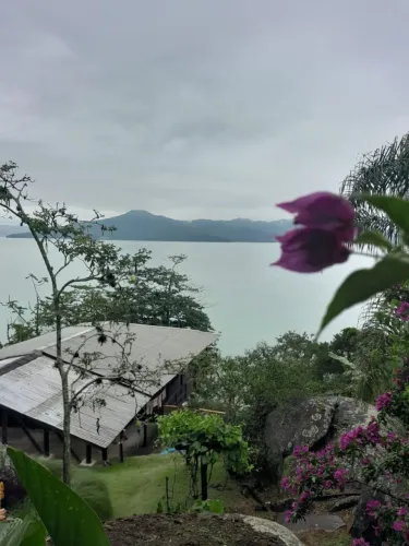 Vende-se terreno 6764 m2 em frente a praia do Forte Jurere