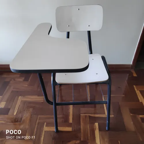 Cadeira Escolar com Prancheta Integrada