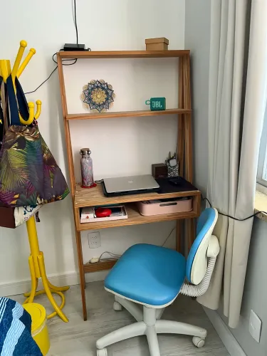 Mesa de escritório compacta MadeiraMadeira + cadeira