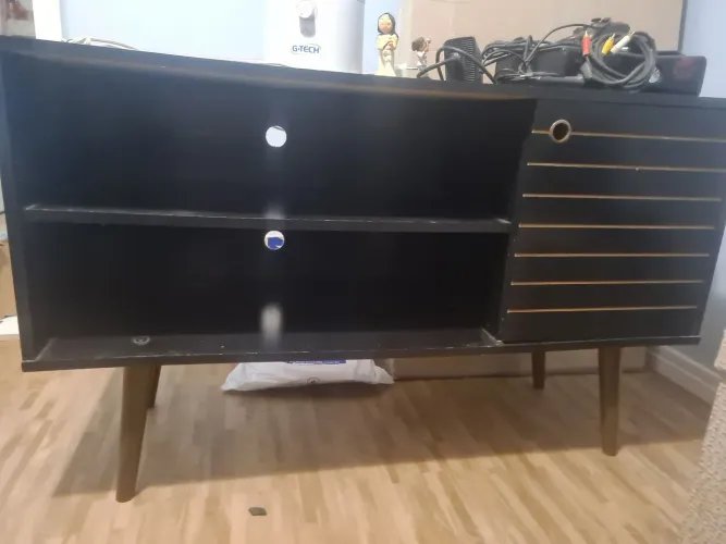 Rack de TV Preto com Prateleira