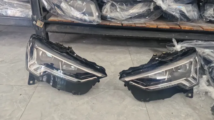 Par de Farol Audi Q3 2021/2025 Original